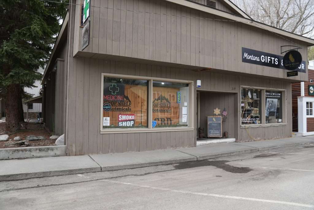 Exterior view of the Ennis dispensary, Top Shelf Botanicals, showcasing the store front and welcoming entrance.